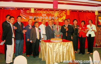 砂朥越中医药学院成员切庆祝蛋糕时摄