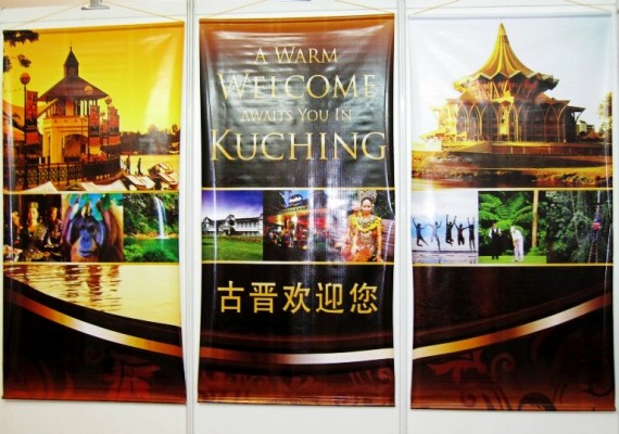 古晋欢迎您，马来西亚华人医药总会在伦敦宣传2012世界中医药大会摊位